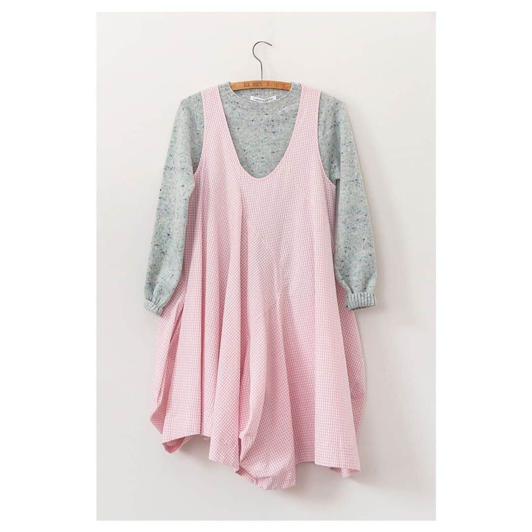 キャベジズ&ローゼズのインスタグラム：「Get into the Spring Bank Holiday spirit with this cheerful ensemble in pink and green 💖💚 Tap to shop the Freya Sweater in Sage Green and the Swirly Panel Dress in Pink Seersucker. Our Swirly Panel Dress is almost sold out, so don’t miss out #springoutfits #madeinengland #scottishknitwear #pinkseersucker #slowfashion #ecostyle #pinksandgreens #pinkdresses #cabbagesandroses #cabbagesandrosesfashion @christina_strutt @cabbagesandroses_shop 👆Link In Bio👆」