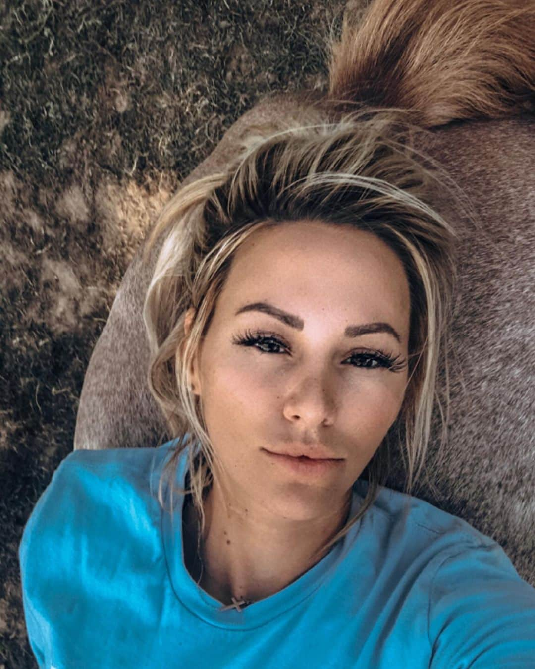 Kindly Myersさんのインスタグラム写真 - (Kindly MyersInstagram)「Relaxing out in the field with my boys this is my kind of good time. I’m a simple girl.」5月23日 21時32分 - kindlymyers