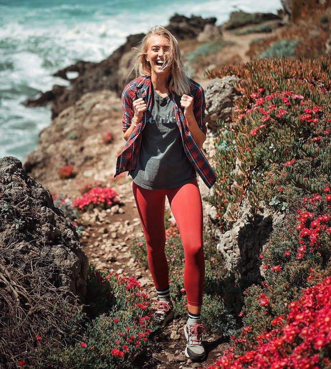Zanna Van Dijkさんのインスタグラム写真 - (Zanna Van DijkInstagram)「Yesterday I felt waves of gratitude wash over me as I walked along the California coastline. Why? Because I was able to hike across rough terrain and carry a heavy backpack, loading through my core without even thinking about it. I know it doesn’t sound like much but only couple of months ago I couldn’t even lift a kettle for fear of my core collapsing. I couldn’t stand up without paralysing head rushes and fainting. I couldn’t walk to the park without niggling pain in my abdomen. My body has come back fighting from the biggest challenge it has faced. This is my first intense work trip since my emergency surgery and I’ve felt so many moments of gratitude at it’s ability to simply carry me through life. I know things are only going to get busier and the temptation to get distracted will only get stronger, but I promise I will never take my bodies resilience for granted again ❤️ @sonomacounty @visitcalifornia @marcbaechtold @ourunbeatenpath #visitcalifornia #roadtriprepublic #operationcomeback #gratitude #exploremore #hikinggirl #getoutdoors」5月23日 21時25分 - zannavandijk