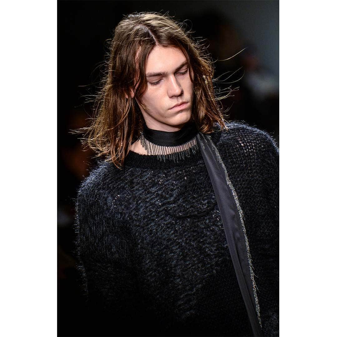 イザベルベネナートさんのインスタグラム写真 - (イザベルベネナートInstagram)「Knitwear expressing post-punk tension for #fallwinter1920.  Pic by @francesco_vavallo #IsabelBenenato #FW1920 #mfw #fashionshow」5月23日 21時32分 - isabelbenenato