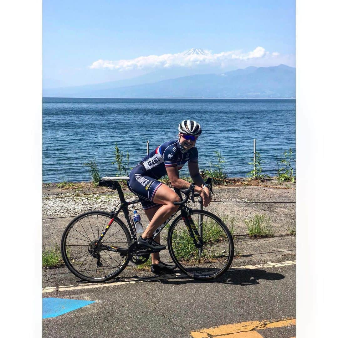 マチルド・グロさんのインスタグラム写真 - (マチルド・グロInstagram)「It was my last day in Izu today ...😕 Really nice view with Mont Fuji 🗻 during my road bike ! 🤗 • My stay in Japan is over soon, but Tomorrow it’s my last race in Japan in Kawasaki 📍 Really excited for my last race, I will do my best ! And after straight to the airport for back in France the 28 th of May at home for some days with my family 🏡❤️ #track #trackcycling #passion #workhard #girlskeirin #roadtraining #japan #japangirls #2019 #backhomesoon 📸: @natashahansen01 ❤️」5月23日 21時30分 - gros_mathilde