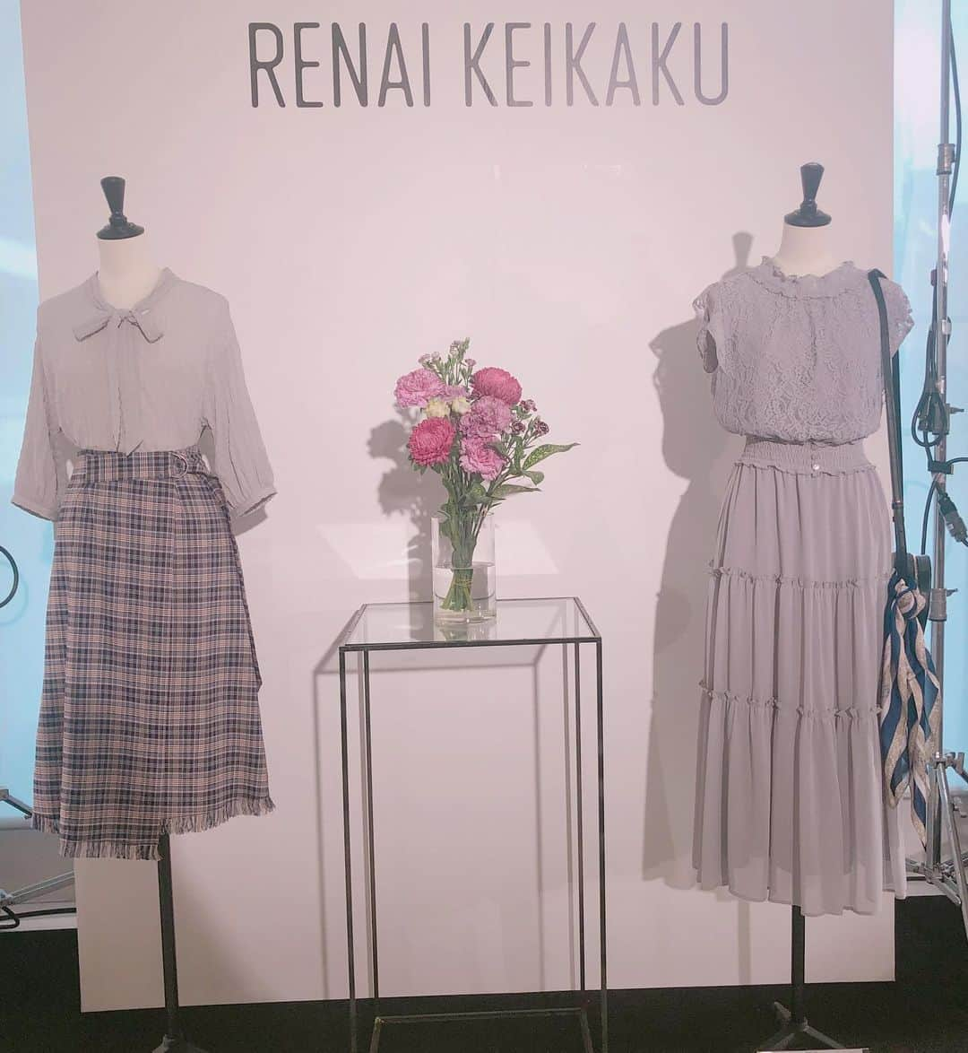 MICさんのインスタグラム写真 - (MICInstagram)「. @renaikeikaku_official のAW展示会へ（╹◡╹）❤️ . . 秋冬ものってほんとにかわいくてだいすき！ ワンピースばっかりたくさんオーダーした。笑 . #renaikeikaku #ren_style  #レンアイケイカク #옷스타그램 #멋스타그램 #ファッション #おでかけ #デートコーデ #デート #今日の服 #ワンピース #ワンピコーデ #コーデ #ピンクコーデ #展示会 #ワンピ  #いいね返し #いいね #フォロー #大人かわいい #オフショル #팔로우 #소통 #셀카 #셀피 #셀스타그램 #얼스타그램  #오오티디  #메이크업」5月23日 21時30分 - micmofmof