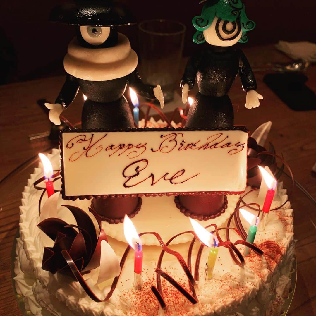 Eveのインスタグラム：「2019.0523  Thank you for remembering my Birthday.  ろうそくの火で溶けかけてる 笑 #birthday」