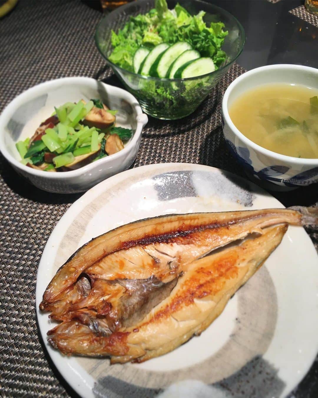 中倉隆道さんのインスタグラム写真 - (中倉隆道Instagram)「. 【ベジめし】 . 今夜は魚とベジめし🐟🥗 . 大好きなホッケの干物😋 脂のっててウマウマ♬ . . 「ナスと小松菜の辛子酢和え」 「新タマネギとワカメの味噌汁」 「グリーンサラダ」 . ベジいっぱいで体も胃も幸せ♬☺️💕 . . 今夜も恵みに感謝🙏 おいしゅーございました。 . . #ホッケの干物 #新タマネギの味噌汁 #ナスと小松菜の辛子酢和え #晩御飯 #ベジめし #夜ご飯 #おうちごはん #dinner #vegetables #時短レシピ #ダイエット #diet #ダイエットメニュー #野菜ソムリエ  #フリーアナウンサー #中倉隆道 #柿ピー研究家 #料理愛好家」5月23日 21時30分 - ryudo.tokyo