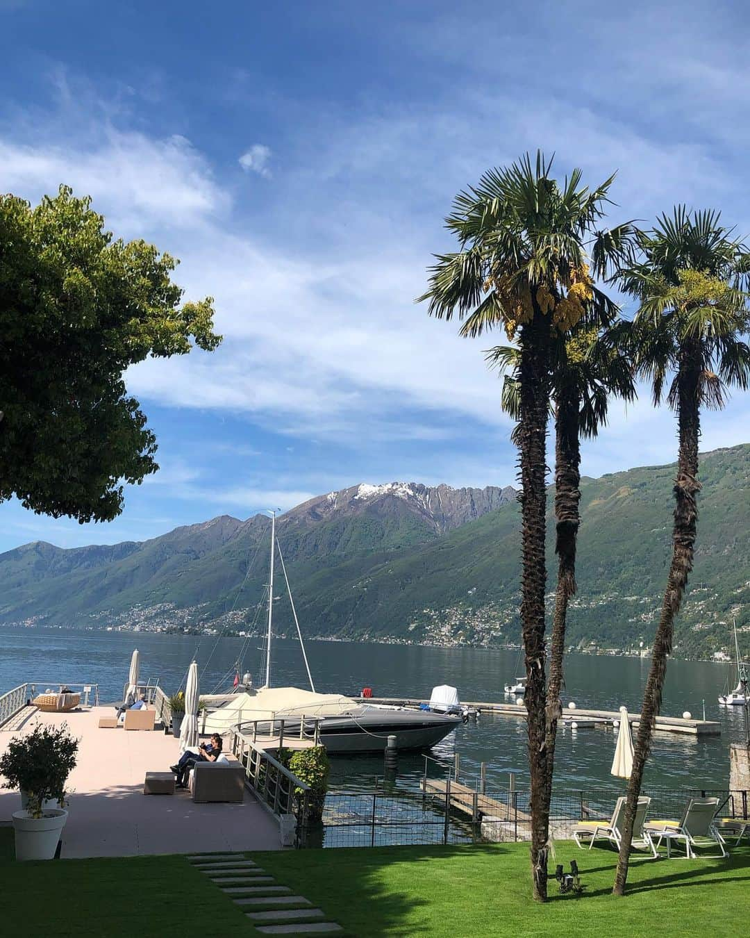 スーザン・ルッチさんのインスタグラム写真 - (スーザン・ルッチInstagram)「Magic of Lake Maggiore!  Palm trees and snow-capped mountains! 🌴🌺#ticino #switzerland」5月23日 21時33分 - therealsusanlucci