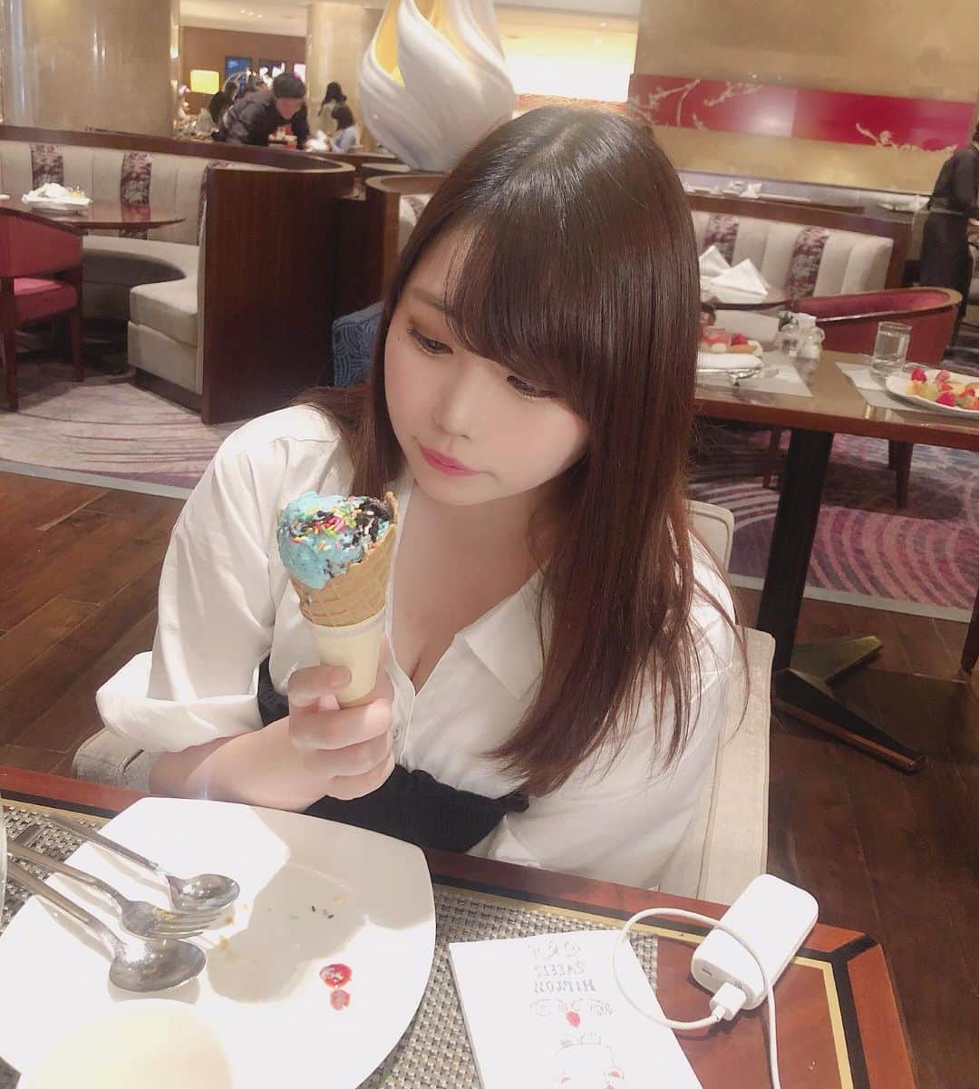 塚本舞さんのインスタグラム写真 - (塚本舞Instagram)「アイスを食べる四コマ @redyazel」5月23日 21時34分 - maipuni