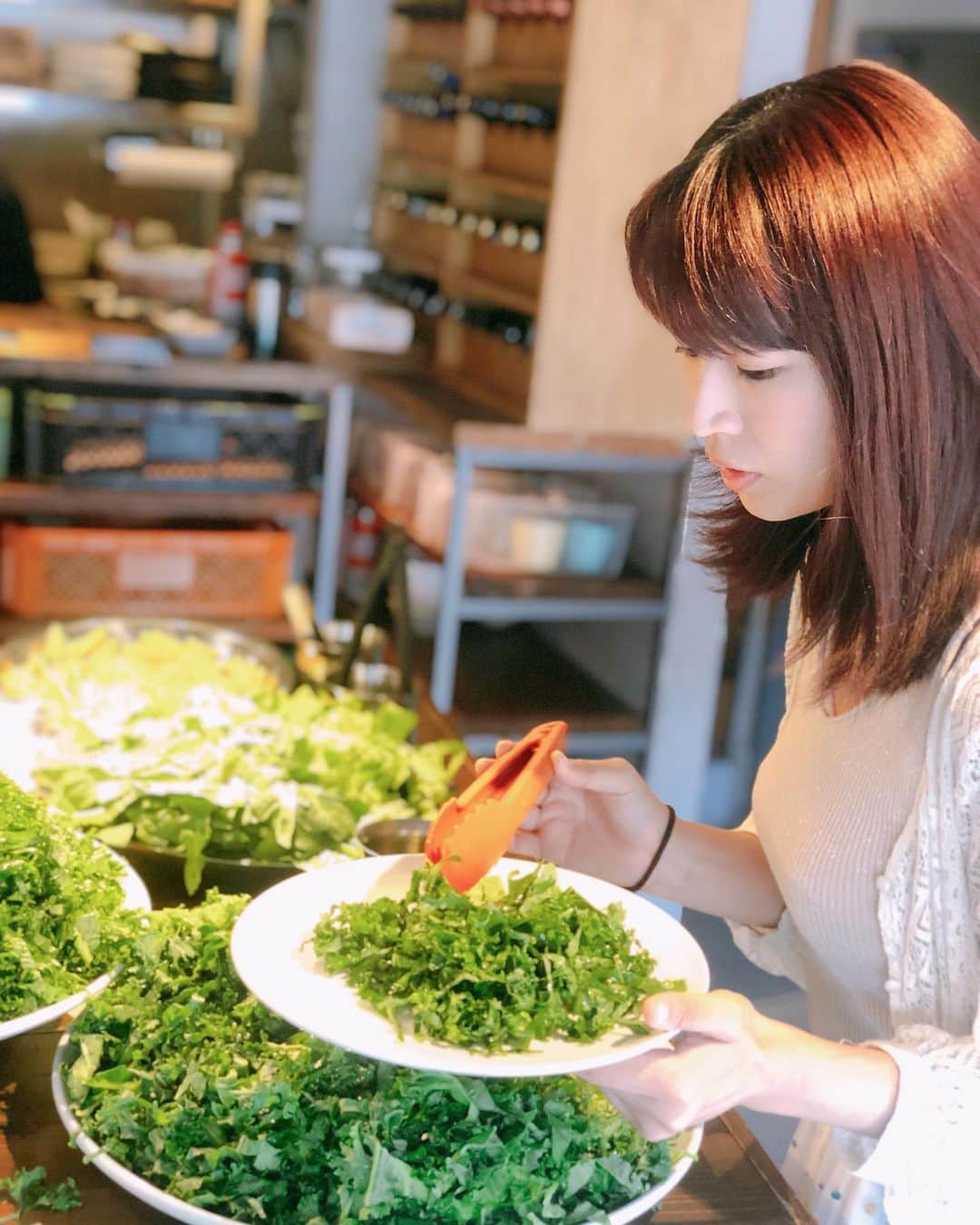 熱田久美さんのインスタグラム写真 - (熱田久美Instagram)「こんばんは∠(　˙-˙ )／🌙.*·̩͙ 今日も一日お疲れ様でした💭 最近は腹が減っては戦はできぬシステムで…しっかり食べてます( ˙ᵕ˙ )なんと、2日連続カツ🥩🔥 (写真は日曜日のヘルシーランチ女子会🥗) ・ 明日も1日大忙しになりそう🍙(　˙༥˙　) 早起きできるかな…わくわく🌟 ・ #salad #lunch #dinner #healthy #organic #wearethefarm #shibuya #サラダ #ランチ #ディナー #ヘルシー #オーガニック  #カツ #腹が減っては戦は出来ぬ  #勝つ #肉 #渋谷 #恵比寿 #東京 #野菜 #千葉県 #千葉 #出身 #女子会 #女子ランチ #ランチミーティング #楽しいこと  #人生一度きり #私 #わくわく」5月23日 21時34分 - kuumi1125