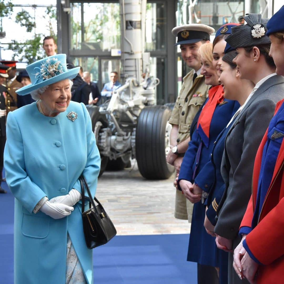 ロイヤル・ファミリーさんのインスタグラム写真 - (ロイヤル・ファミリーInstagram)「The Queen today visited @British_Airways, which will reach its centenary on 25 August.  Her Majesty met staff from across the BA, as well as crew dressed in heritage uniforms from the 1930s to the present day.  The Queen also heard more about Flying Start, a global charity partnership with Comic Relief that aims to help children and young people secure better chances in life.  Afterwards, The Queen toured the Heritage Centre, which displays the 100 year history of British Airways.  The Heritage Centre includes The Queen’s first ticket for a long haul flight after her Coronation, which was with The Duke of Edinburgh to Jamaica 🇯🇲 Swipe to see!」5月23日 21時36分 - theroyalfamily