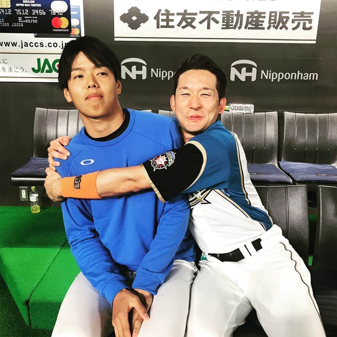 北海道日本ハムファイターズさんのインスタグラム写真 - (北海道日本ハムファイターズInstagram)「🤣🤣🤣 #lovefighters #連敗ストッパー #杉浦稔大 #スギノール #杉谷拳士 #backtoback #homerun #左右」5月23日 21時36分 - fighters_official