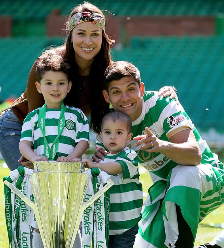 クリスチャン・ガンボアのインスタグラム：「I just want to say thank you for making me and my family feel like home! We are leaving a piece of our hearts in Glasgow.  Celtic will always have 4 Costa Ricans fans! Best of lucks!!! Pura vida!!! 🍀🍀🍀🍀 Wee Gambi.」