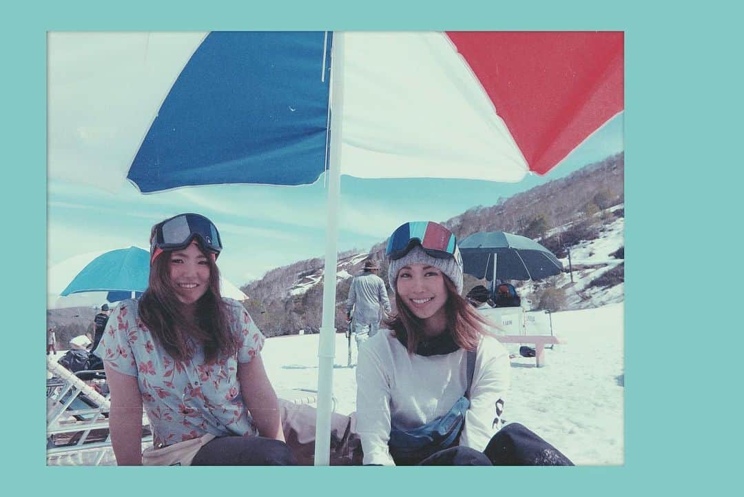 広野あさみのインスタグラム：「昨日はかぐらスキー場へ。 まだまだ雪があって、若者よりも50代60代の方達の方が多く 春スキーを楽しんでいていいなと思いました✨  藤森さんとは あんなに毎日一緒に滑っていたのに今シーズンはたった1回🙀 海外生活の藤森さんは寝言も英語でした笑 ですが滑り終わった靴下を私の顔に投げてきたり相変わらずコトナな藤森さんでした笑  来シーズンはもっとたくさん滑りましょう〜✌︎」