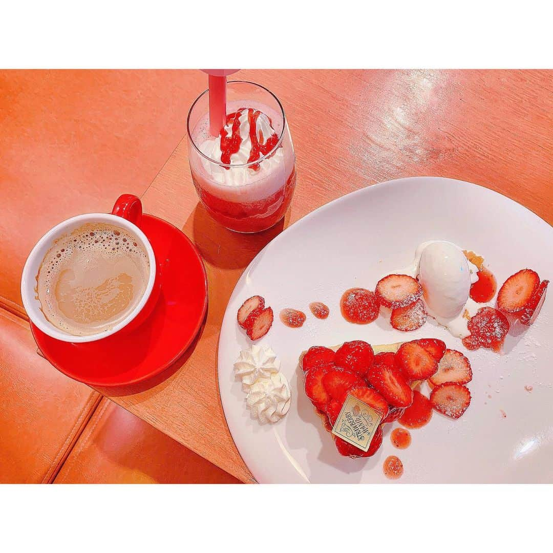 馬嘉伶さんのインスタグラム写真 - (馬嘉伶Instagram)「🍵 #おすすめしてもらったカフェ #☕️ . いちごを食べたい理由 ①いちごが好きだから⋯⋯⋯⋯⋯⋯⋯⋯⋯15% ②おすすめしてもらったから⋯⋯⋯⋯⋯⋯5% ③インスタのプロフィール画面に赤が足りない⋯80% . インスタのために行動してる人間になったらしい。。。 いいことか悪いことなのか分からない😂 #ヤバみ * * * * * * * * * * * * * 來吃草莓的原因 ①因為喜歡草莓⋯⋯⋯⋯⋯⋯⋯⋯⋯⋯⋯15% ②因為被推薦⋯⋯⋯⋯⋯⋯⋯⋯⋯⋯⋯⋯5% ③因為Instagram的版面缺紅色⋯⋯⋯⋯80% . 為了Instagram吃東西的人 不知道這是好事還是壞事😂 . #原宿 #カフェ #原宿カフェ #いちごタルト #🍓 #🍰 #harajuku#cafe #strawberry #strawberrymania #❤️」5月23日 21時44分 - macyacyarin