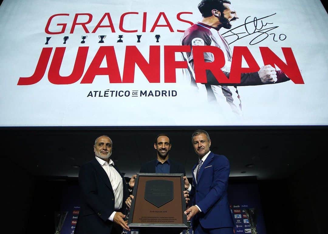 アトレティコ・マドリードさんのインスタグラム写真 - (アトレティコ・マドリードInstagram)「#GraciasJuanfran 🔴⚪️🔴 #AtléticodeMadrid #Atleti #AúpaAtleti #Atlético #Fútbol #Football #Soccer #Juanfran」5月23日 21時48分 - atleticodemadrid