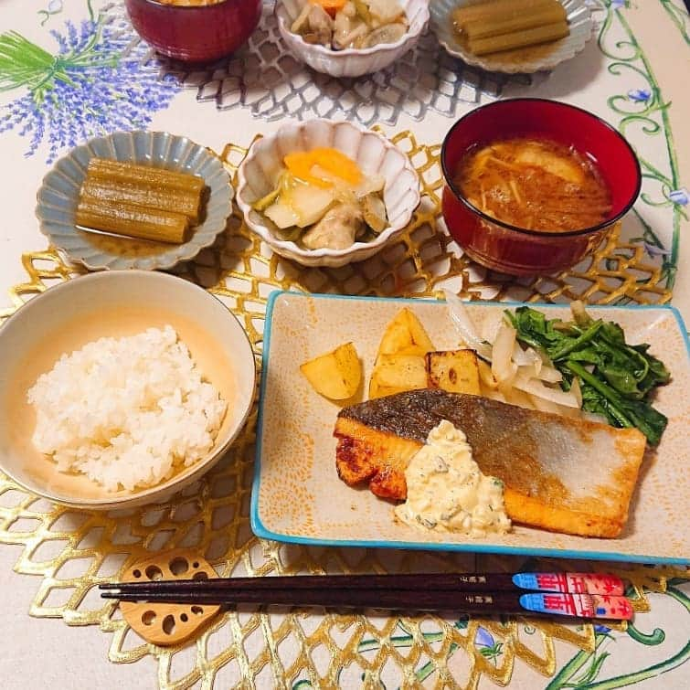 佐藤実絵子さんのインスタグラム写真 - (佐藤実絵子Instagram)「〔鮭のムニエル〕ごはんのきろく🍚🍴 * 献立は‥ 🔸鮭のムニエル 🔸付け合わせ野菜のソテー 🔸鶏肉と白菜の甘酢炒め 🔸ふきの煮物 🔸お味噌汁 * タルタルソースが食べたくなる時ってあるよね！！卵、ピクルス、玉ねぎ、大葉を入れたよー😃 * おいしかったです😋🍴💕 * * #みえこごはん  #鮭のムニエル #自家製タルタルソース #夕ごはん #夜ごはん #春献立 #二人ごはん #ふたりごはん #おうちごはん #おうちごはんlover #しあわせごはん #家庭料理 #献立 #デリスタグラム #デリスタグラマー #クッキングラム #うつわ好き #うつわ #instafood #lovefood #foodstagram #japanesefoods」5月23日 21時48分 - mieppp624