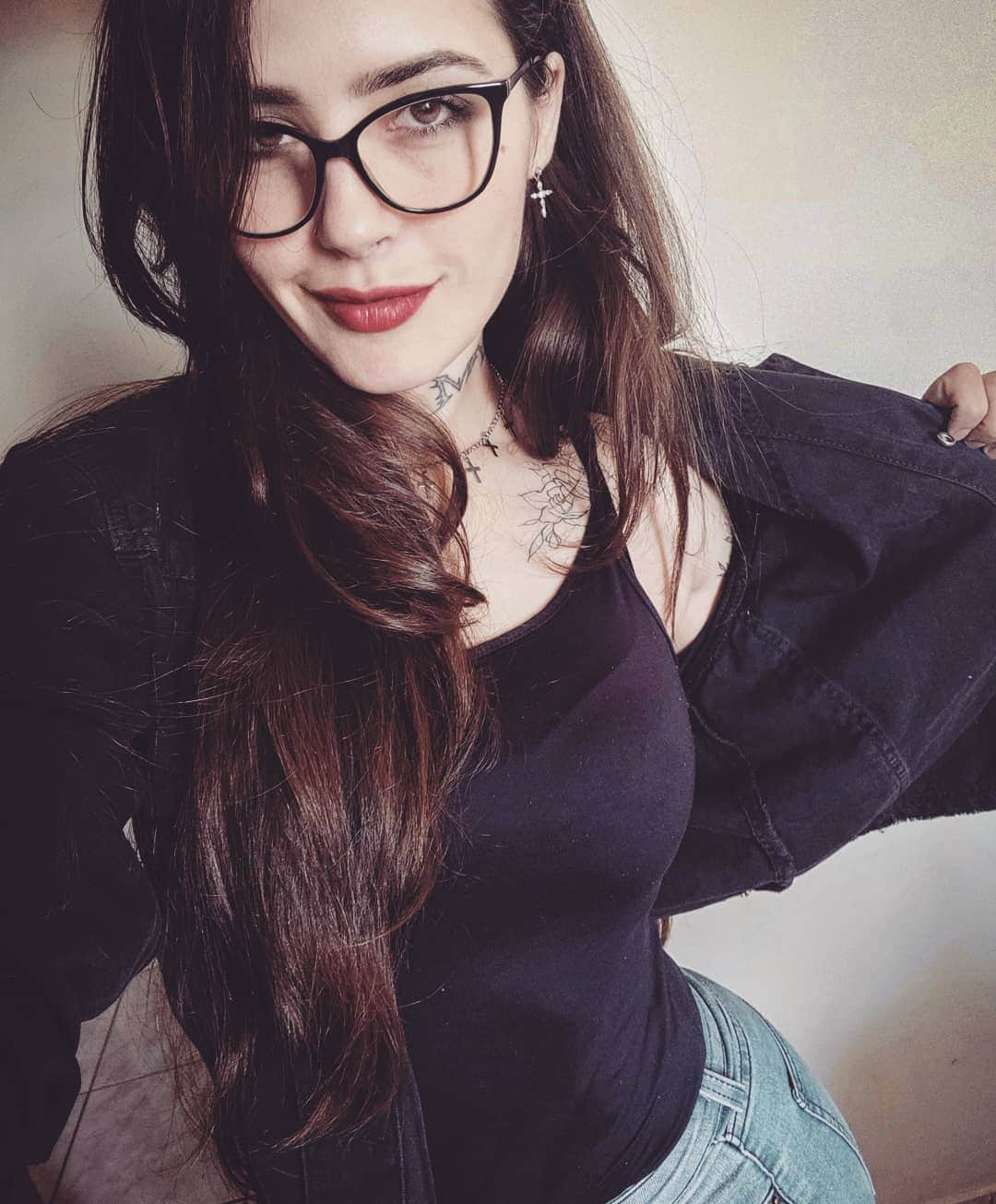 Anna Vargasさんのインスタグラム写真 - (Anna VargasInstagram)「Hoje a tarde viajo pra Curitiba, minha cidade linda, e parece que tá chegando um friozinho delicioso por lá pra me receber.🌬️🥰 AMO FRIO!!! Já quero aproveitar pra convidar você que mora aí nessa região pra ir jogar com a gente esse sábado na @airsoftcompanycwb . Seremos a @saloli.airsoft e eu de um lado e o @hard.sniper e o @bernaction do outro. Quem me trouxer o meu marido de refém ganha um post de agradecimento aqui na minha página. 😄 Que comecem os jogos...😏 . ⬇️⬇️YouTube Channel ⬇️⬇️ Myst & Hard [link on my profile] --------------------------------------------------- 🤝PARCEIROS: ⚪ Munição: @spartanairsoftmunition www.spartanairsoft.com.br 🎥 Câmeras: @scopecam www.scopecam.com.br Patches: @1ciadistintivos ---------------------------------------------------- . #airsoft #myst #airsoftgirl #airsofter #airsofting #aresamoeba #slaydies #airsoftwoman #airsoftgame #airsoftlife #airsoftworld #airsoftbrasil #airsoftphoto #airsoftobsessed #airsoftporn #airsoftoperator #tacticalshit #tactical #tacticool #multicam #military #milsim #gunsandgirls #airsoftlove #airsoftnation #utahairsoftcommunity」5月23日 21時48分 - myst.shots