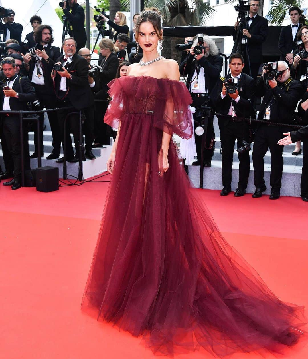 イザベル・グラールさんのインスタグラム写真 - (イザベル・グラールInstagram)「Attending the movie premiere of ‘Roubaix, Une Lumière’ dressed in @maisonvalentino ❤️」5月23日 21時58分 - izabelgoulart