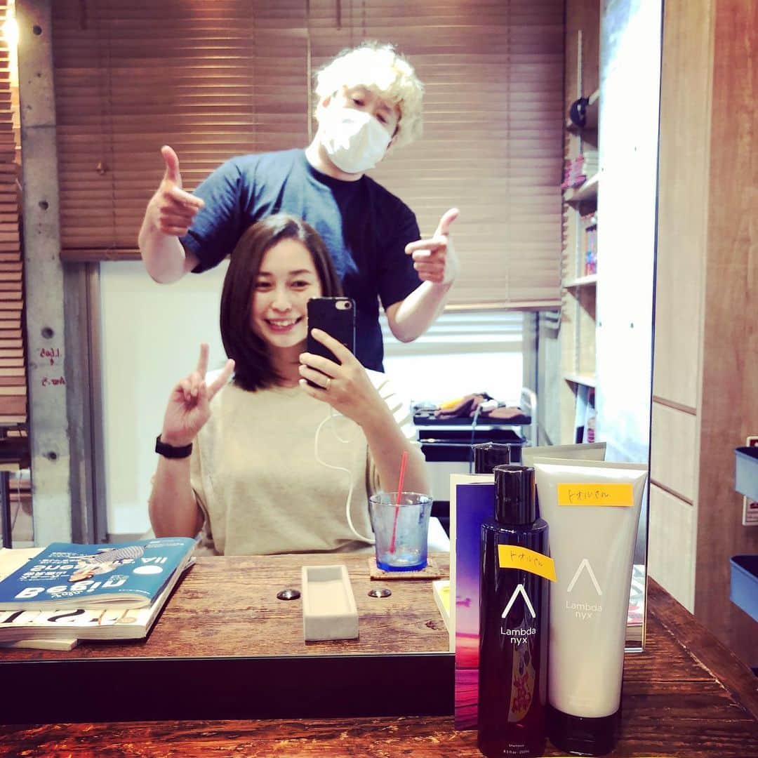 のインスタグラム：「下北沢WORKSにて、ダイスケさんに伸びた部分のカラーリタッチをしてもらいました。全体的に少し明るくなって、トリートメントもしてもらってサラサラです。ダイスケさんが監修したシャンプーとトリートメント @lambdanyx 天然ハーブのバタフライピーという成分配合で髪にとても良さそう！使うのが楽しみ。いつもありがとうございます！ #下北沢WORKS #lambdanyx」