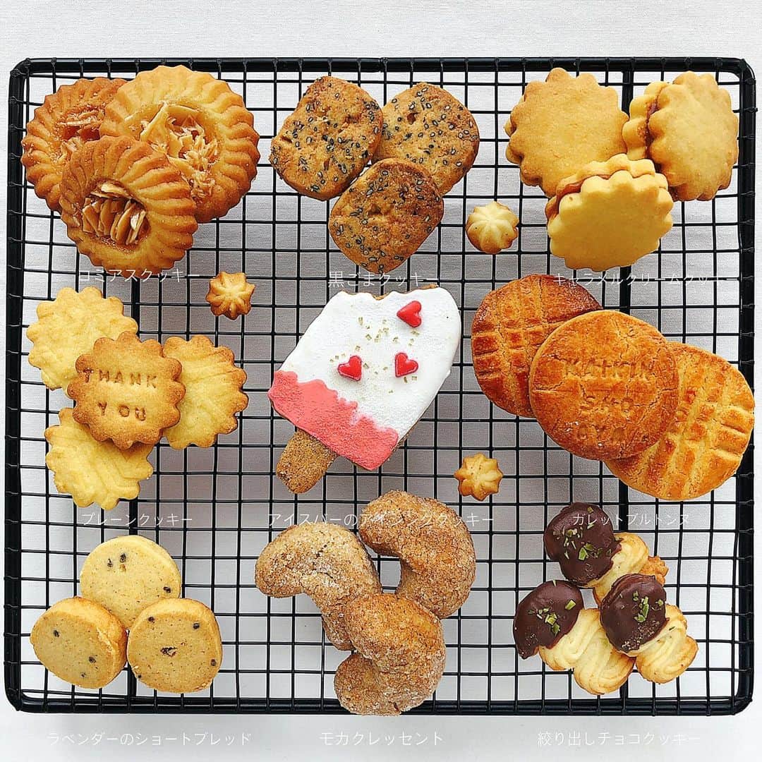 Ayaさんのインスタグラム写真 - (AyaInstagram)「皆勤賞のクッキーたち ・ ・  連投失礼します🙏 ・ ・  先日、えみちゃん @himawari_emi からクッキー缶が届きました😍(2枚目) ・ ・  えみちゃん考案の #まいにちがきねん日 という、毎月出される記念日のお題に1年間、写真を投稿していたら、なんと皆勤賞をゲットしました❣️ ・ ・  とても可愛くて、美味しいクッキーたち💕 ・ ・  真ん中のアイシングとか、可愛すぎてたべれません🤣 ・ ・  とても手の込んだ、ステキな贈り物にただただ感動しました✨ ・ ・  クッキー缶を開けたら、なんと9種類入っていたので、手が勝手にクッキーたちを並べておりました。  #3かける3のえみちゃんクッキー ・ ・  そして、撮影後は2枚目の写真を見ながら元に戻し、ちびちび味わいました🤣✨ ・ ・  えみちゃん、ステキな皆勤賞、本当にありがとう💕 ・ ・  久しぶりにブログを更新しました！ ・ ・  昨日の晩御飯も合わせて2本連続更新したので良かったらご覧ください😊→ @aya_m08 ・ ・  では、本日もお疲れ様でした😊✨ ・ ・  #クッキー缶#おやつ#クッキー#素敵便#サプライズ#フーディーテーブル #おうちカフェ#マカロニメイト#エルグルメ」5月23日 21時53分 - aya_m08