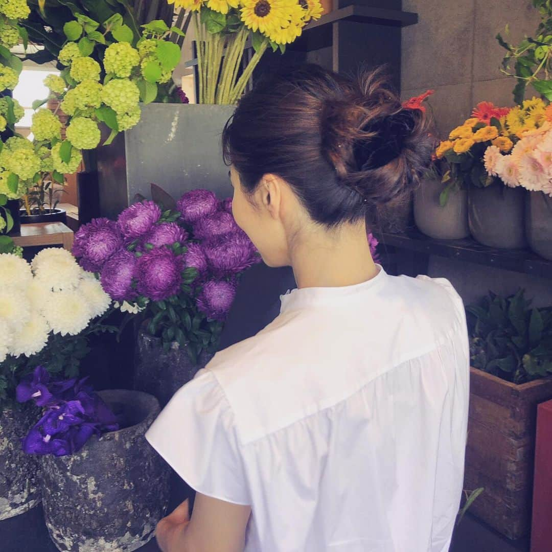 辻直子さんのインスタグラム写真 - (辻直子Instagram)「#BAILA#11:00#ueno#16:00#nakameguro #I♡ @sadaebam #white#blouse#theory #さだえさんありがとう😊  最近すきなもの 白いブラウス🥚」5月23日 21時55分 - naoko.ts