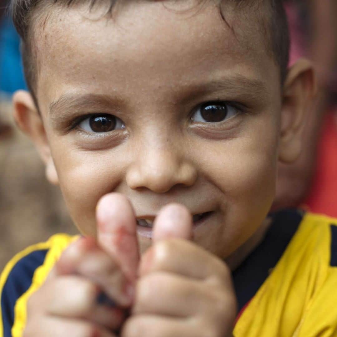 unicefさんのインスタグラム写真 - (unicefInstagram)「👍👍 3-year-old Emanuel waits in line for lunch in Cúcuta, Colombia, where he lives with his mother and sister. His family, like hundreds of thousands of others, has left Venezuela in search of a better life. #AChildIsAChild © UNICEF/UN0304583/Arcos」5月23日 21時55分 - unicef