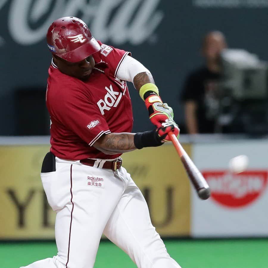 東北楽天ゴールデンイーグルスさんのインスタグラム写真 - (東北楽天ゴールデンイーグルスInstagram)「⚾️ ⚾️F 11-2 E⚾️ ルーキー渡邊佳明選手がプロ初スタメンで 記念すべきプロ初ヒット‼️ 「初ヒットのボールはこれまでずっと 自分を見てきてくれた家族に渡して 実家に飾ってもらいます。」 試合は中盤以降に追加点を許し5連勝ならず。 #rakuteneagles #RESTART #日本一の東北へ #渡邊佳明 #ウィーラー」5月23日 21時55分 - rakuten_eagles