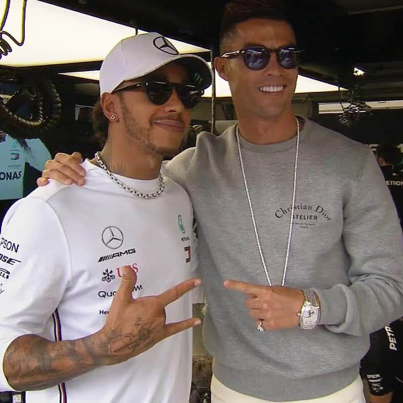 F1さんのインスタグラム写真 - (F1Instagram)「@lewishamilton 🤜🤛 @cristiano . #MonacoGP 🇲🇨 #Formula1 #F1」5月23日 21時55分 - f1