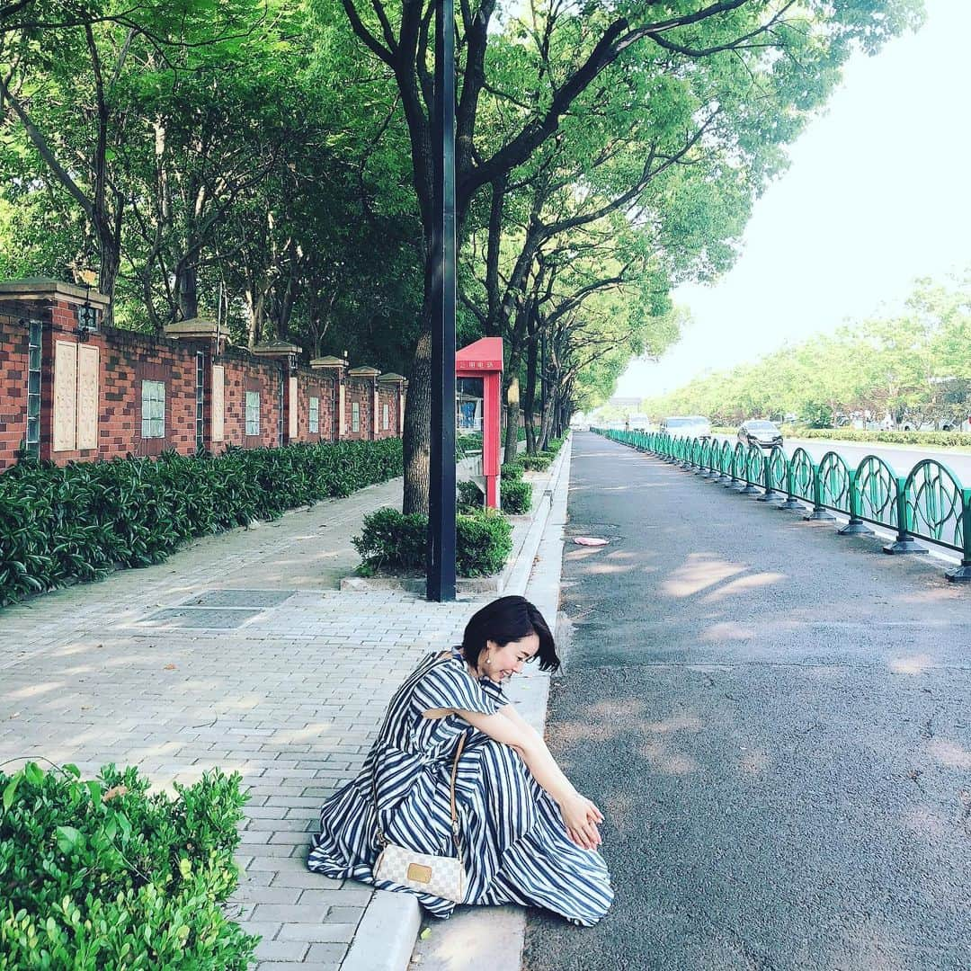 宮崎宣子さんのインスタグラム写真 - (宮崎宣子Instagram)「バスも来ない… タクシーも来ない… 中国の洗礼を受けて待つしかなく… でも、何かそれでも楽しい🇨🇳✨ 視野の狭さと、無力さと、至らなさを感じながらも、この選択をした自分に期待している私がいました。  #バス待ち #来ない #タクシー待ち #来ない #待つのも #何故か受け入れられる #上海の交通事情 #ここだけとても綺麗な場所 #ゴミもない #人もいない」5月23日 21時56分 - miyazaki_nobuko