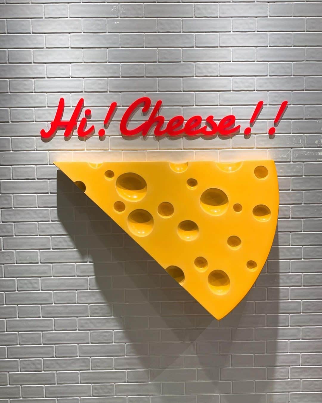 ゆいこ ◡̈♥︎さんのインスタグラム写真 - (ゆいこ ◡̈♥︎Instagram)「◡̈♥︎ ∮ #ゆいこ飯 🧀 ∮ ∮ 🚩 大阪梅田すぐ 🎪 Cheese&Grill BeNe ベーネ 🔎 @bene_cheese ∮ ∮ オープンしたばかりの チーズとグリルの専門店 🧀🐮 ∮ ∮ チーズの香りが満載の店内で食べる 本格的なチーズ料理に大満足🥰 ∮ ∮ １.２ 枚目のボロネーゼにも 目の前で たっぷりチーズを削って下さって 雪みたいで 眼福 ☃️更に美味しい🧀💓 ∮ ∮ ∮ ∮ ∮ ３枚目は ハンバーグのグリルに +580円で ラクレットチーズトッピング💛 お店の方が 目の前でかけてくれて 「コレよくインスタで見るやつ !!」 って、わくわくした 🙊💓ww ∮ ∮ ∮ ４枚目は 今回 ゆいこ的 NO.1👑の チーズマグマ鉄板！ ∮ とろっとろのチーズに溺れてるのは 旨辛チャーハン🍚 その上に寝てる、半熟たまご 🍳 めっちゃ美味しかった、後引く美味しさ🤤🤤 ∮ ∮ ５枚目のはデザートで 北海道産生クリームとリコッタチーズのプリン💛 ∮ 今回満腹で これにしたけど 映えで美味しそうなチーズスウィーツも ほんっまにいっぱいあって 次はそっちメインでも行きたい🥺✨ ∮ ∮ ほんで最後、店頭が可愛すぎる件。 ∮ ここは 写真撮るべき🤳💓 ∮ ∮ ∮ 駅近やし また近々 次は ランチ 行くんだ💓 🐭🧀🐮 ∮ ∮ #BeNe #bene_cheese #茶屋町ディナー #NU茶屋町 #梅田ディナー #梅田グルメ#チーズ好き#茶屋町カフェ#PR#ぐるなび」5月23日 21時56分 - yuiko__h