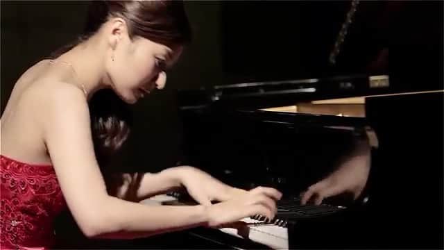 森本麻衣のインスタグラム：「Tchaikovsky/  The Nutcracker🎹✨ . . チャイコフスキー くるみ割人形🧸🧸🧸 . . ミュンヘンから完全帰国した時に、撮影したもの🎥 . 今より若い私💁🏻‍♀️ . テクニック的にも難しい曲だけど、今でもとても好き👍（動画は曲の途中から） . そして、 この動画より今の方が断然、ピアノのレベルが上がってる。 成長してる。 良かった😌ホッ . . . #maimorimoto#piano#pianist#nutcracker#tchaikovsky#steinway#steinwayandsons#🎹#music#movie#lovepiano #森本麻衣#ピアニスト#ピアノ#チャイコフスキー#くるみ割人形#リズミカル #ミスなし ！#ホッと安心 😉な#若い私 💁🏻‍♀️」