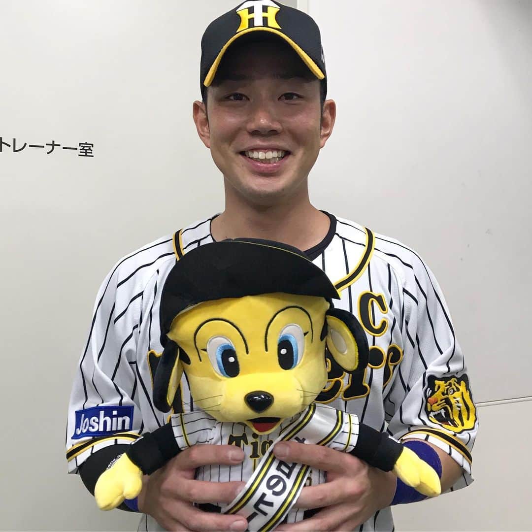 のインスタグラム：「今日のヒーロー、サヨナラヒット糸原選手‼️ #糸原健斗 選手 #ナイスキャプテン  #サヨナラヒット #ナイスバッティング ✨ #今日のヒーロー #todayshero  #阪神タイガース #ぶち破れオレがヤル」