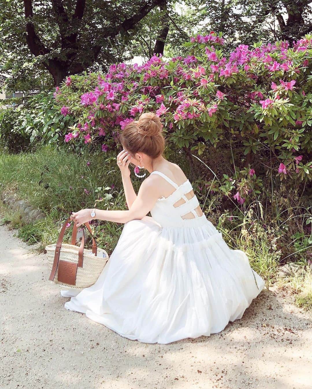 のインスタグラム：「ㅤ ㅤ 2019.5.23 Thu #nanacoordinate 𓇼 ななコ 🐼ㅤ ㅤ ㅤ white 𓂅 ｺｰﾃﾞ詳細はblogに✎*。 ━━━━━☞blogへはtopからﾄﾍﾞﾏｽ𓅩𓂃 ㅤㅤ ㅤ ㅤ @ellemo.shop のﾜﾝﾋﾟが超絶可愛すぎる❤︎❤︎ ﾌﾜﾝﾌﾜﾝでﾗﾌﾞﾘｰかと思いきや·····のﾊﾞｯｸｽﾀｲﾙ𓀠𓀠𓀠 ㅤ  ㅤ ㅤ ㅤ ㅤ ㅤ #ellemo #ワンピース #onepiece #hat #loewe #converse #sneakers #outfit #fashion #ootd #コンバース #coordinate #大人カジュアル  #locari mery  #beaustagrammer  #シンプルコーデ #プチプラコーデ  #mineby3mootd #instafashion #fashionblogger #fashionista #데일리록 #코디 #옷스타그램 #멋스타그램 #穿搭 #오오티디  #패션스타그램일상」