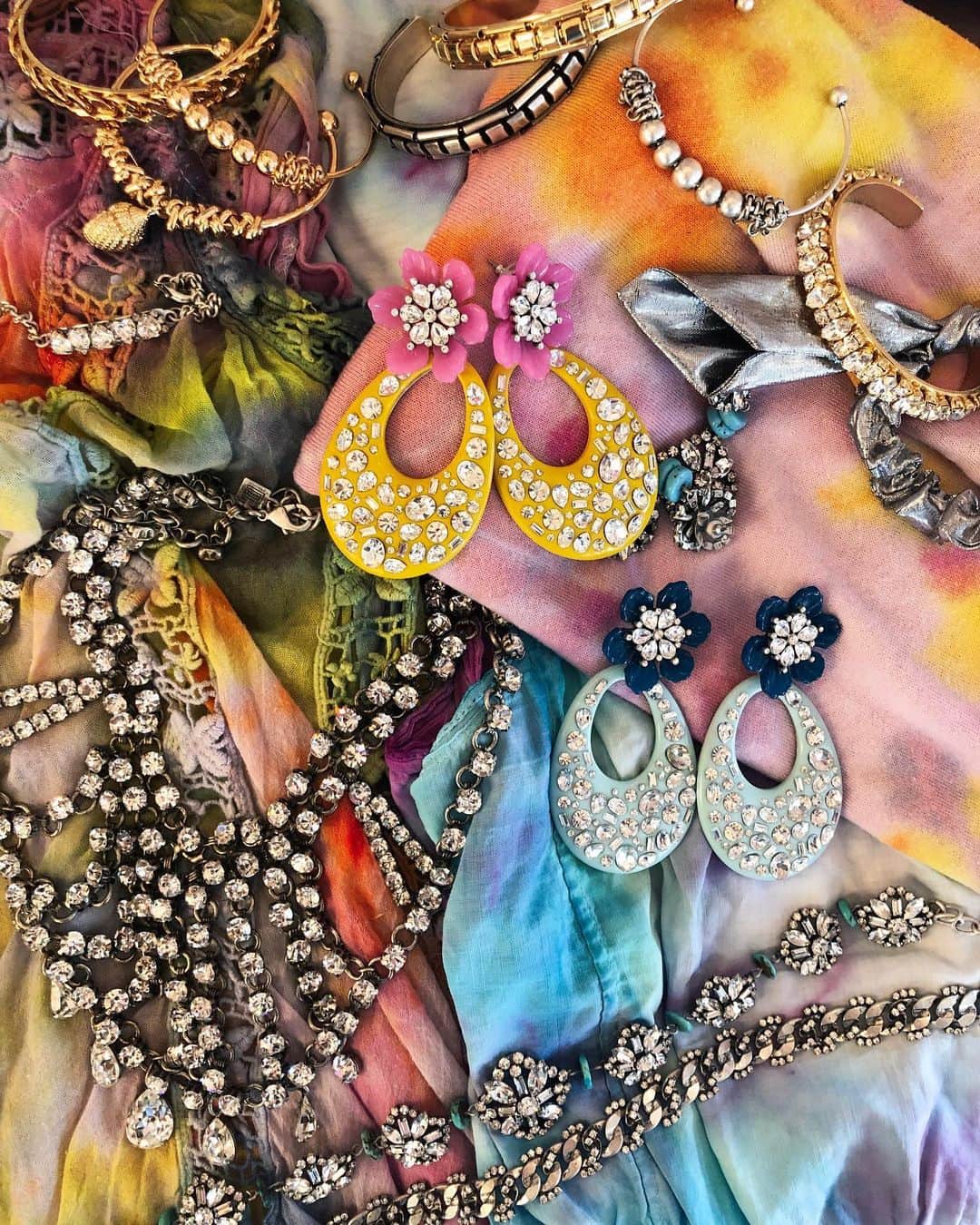 ダニジョーのインスタグラム：「Have you ever seen a sale so pretty? 😍 tap to shop a few of our favorite jewels that our part of our Memorial Day sale • Use code MDW30 for 30% off select styles!」