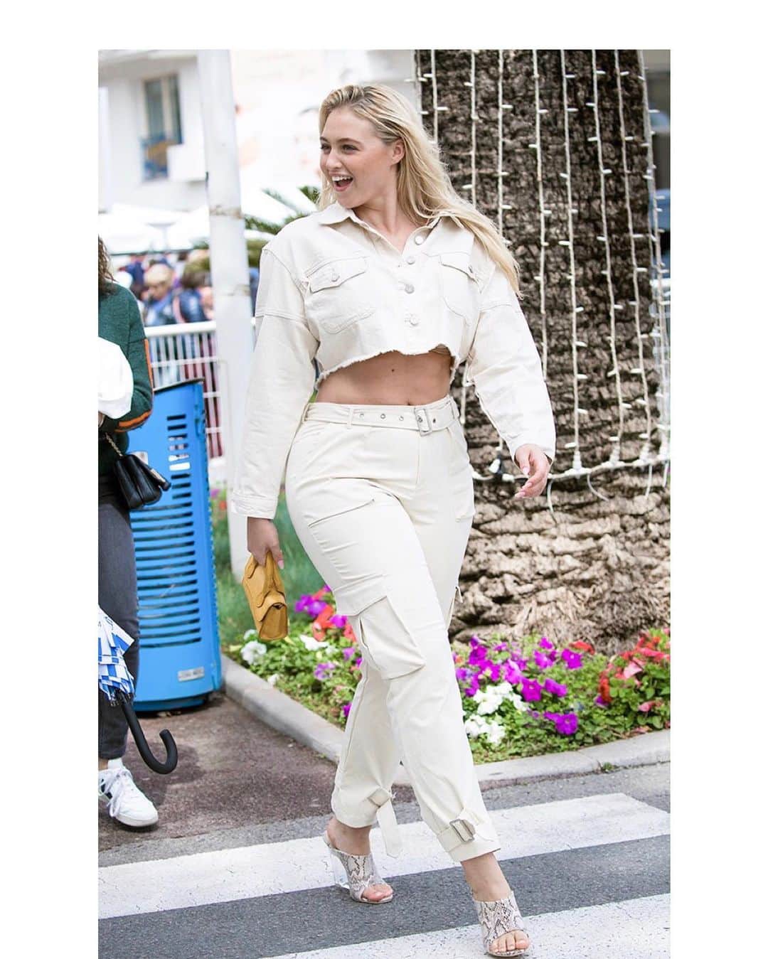 イスクラ・ローレンスさんのインスタグラム写真 - (イスクラ・ローレンスInstagram)「Caption it.... Best one gets a follow you back😏😜 . #cannes #streetstyle by @scotlouie Tagged the #look for you🥰 Ps not sure what pap took this - let me know and I’ll tag / credit you🙏 #pleasedontsueme . . #ootd #style #cream #denim #minibag #asos」5月23日 22時16分 - iskra