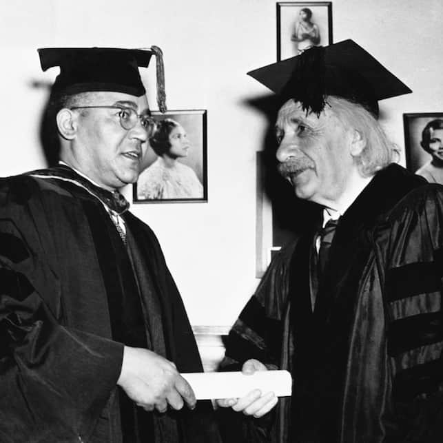 アルベルト・アインシュタインさんのインスタグラム写真 - (アルベルト・アインシュタインInstagram)「Throwback Thursday: In this photo from May, 1946, Einstein receives an honorary degree from Horace Mann Bond, President of Lincoln University in Pennsylvania. #ThrowbackThursday #graduation」5月23日 22時14分 - alberteinstein