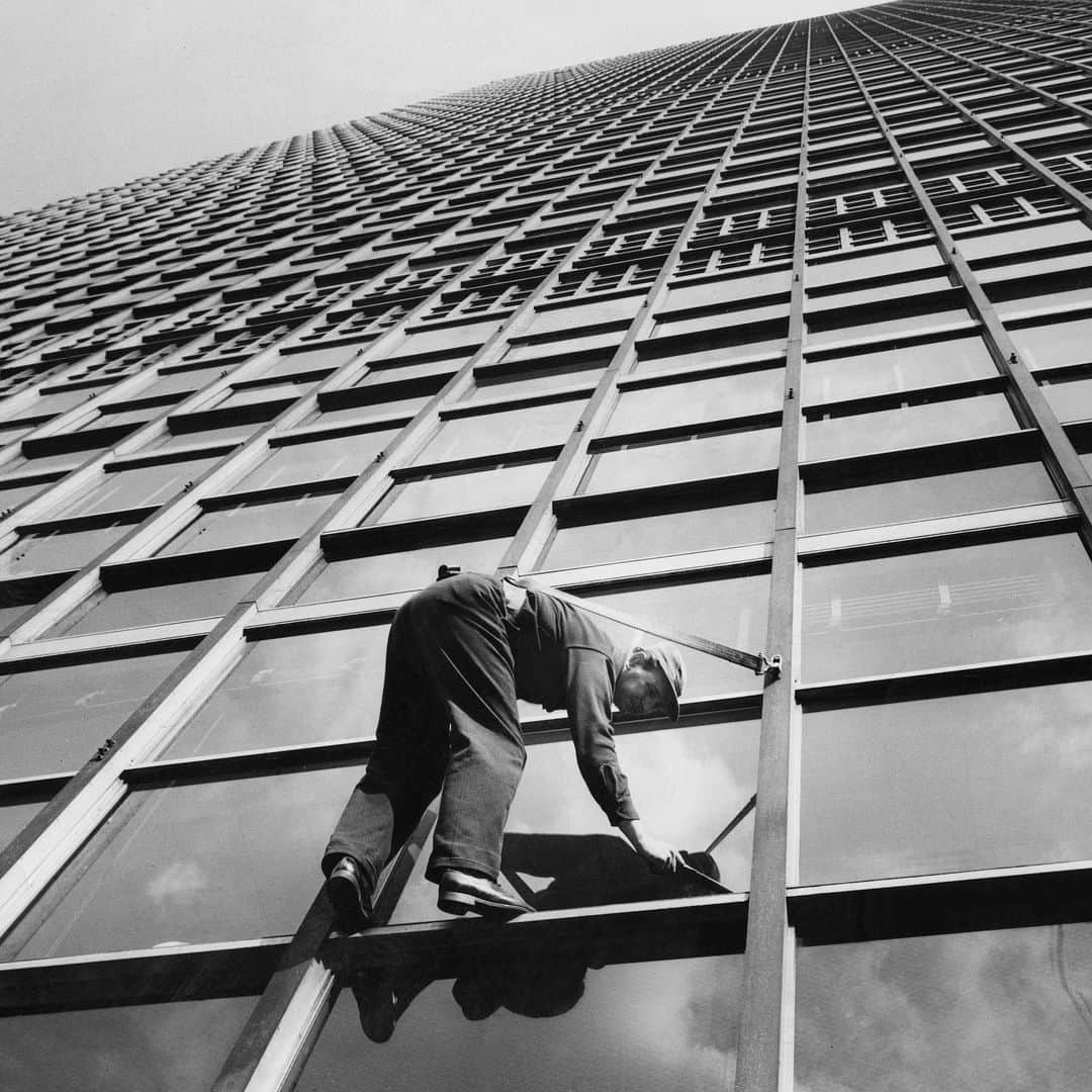 ニューヨーク・タイムズさんのインスタグラム写真 - (ニューヨーク・タイムズInstagram)「“You only get to fall once.” For decades, window washers have been risking their lives just so we can look out a clean window while we’re daydreaming — and they love the rush. Entrepreneurs have been trying to train robots to clean skyscrapers for years and, if the technology ever gets good enough, it will be a hard day for the men and women who wield the squeegees. The truth is that nationwide there are only a handful of window-washing deaths each year. But are robots an inevitability even if regulations have made window washing safer over the years? Ernie Sisto shot this photo in 1953. Visit the link in our profile to see more #windowcleaning, and follow @nytarchives for more #throwback photos.」5月23日 22時17分 - nytimes