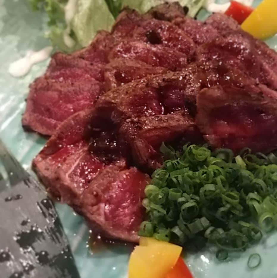 九州うまか 北浜店のインスタグラム：「黒毛和牛のたたきでございますよ。  #九州うまか#九州うまか北浜店#北浜#淀屋橋#天満橋#京橋#肥後橋#堺筋本町#大阪#大阪グルメ#居酒屋#日本酒#焼酎#純米#泳ぎイカ#もつ鍋#九州料理#九州#博多#福岡#鹿児島#宮崎#佐賀#長崎#大分#熊本#肉#和牛」