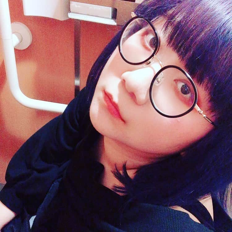 白珠イチゴのインスタグラム：「おかっぱにしました。 トイレ。  #ヘアカラー #ブリーチカラー #ネイビーブルー #青髪 #紫髪 #サブカル #サブカル女子  #サブカルクソ女  #メンヘラ #メンヘラ女子  #メンヘラメイク  #病み #病みメイク  #占い師 #女芸人 #よしもと芸人  #メガネ女子」