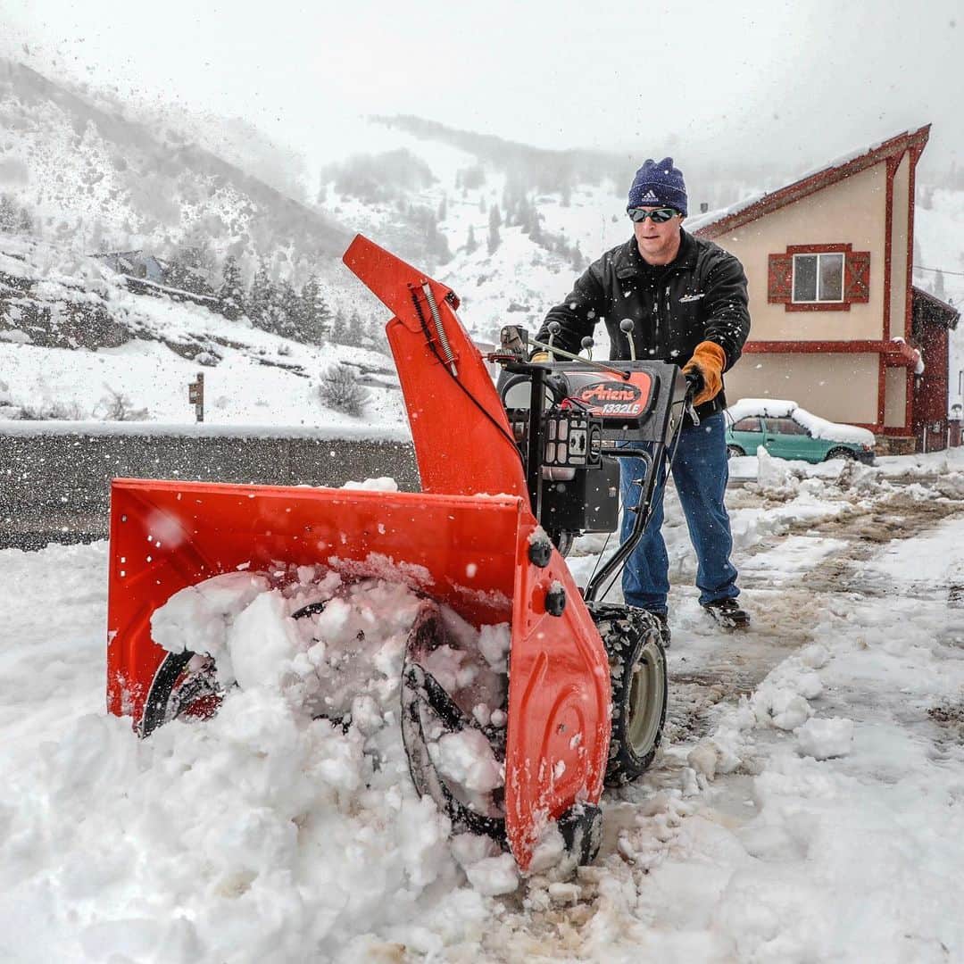 NBC Newsさんのインスタグラム写真 - (NBC NewsInstagram)「A late-spring #snowstorm fell in Red Cliff, #Colorado, on Tuesday, causing canceled flights and snapped tree limbs. . 📷 Chris Dillmann / Vail Daily / @apnews」5月23日 22時20分 - nbcnews