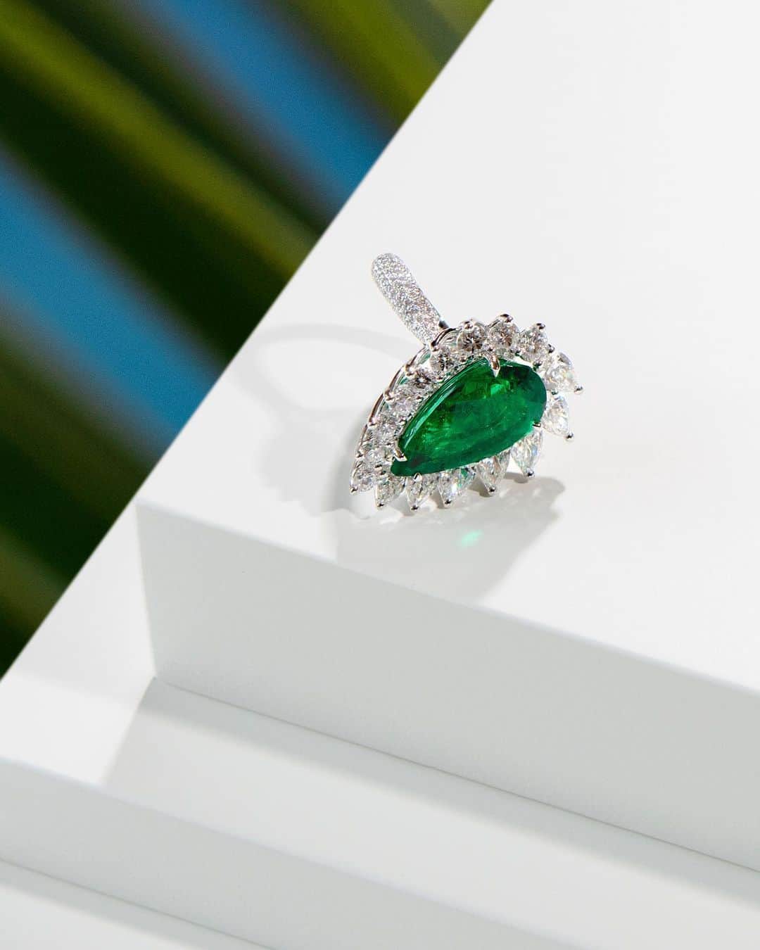 ショパールさんのインスタグラム写真 - (ショパールInstagram)「Would you succumb to this beautiful diamond and emerald ring from our Red Carpet Collection 2019? #ChopardLovesCinema #ChopardDiamonds #StarsInChopard #TheRedCarpetJeweller」5月23日 22時21分 - chopard
