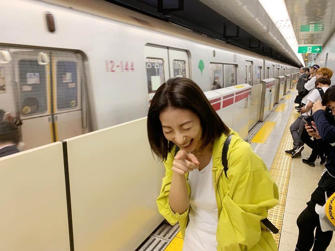 大久保麻梨子さんのインスタグラム写真 - (大久保麻梨子Instagram)「在東京地下鐵站和高中同學在一起笑到肚子好痛 一定人家誤會我喝醉了💦（其實一點都沒有喝😳） ただいま！ 少し前から東京におりますが、今夜は高校の同級生と大爆笑の夜でした。一滴も呑んでないのに酔っ払ってるみたいやなぁ私。  #東京 #台湾 #行ったり来たり #地下鉄　#笑　#わらい　#爆笑　#わらいすぎた #笑い」5月23日 22時22分 - marilog0907