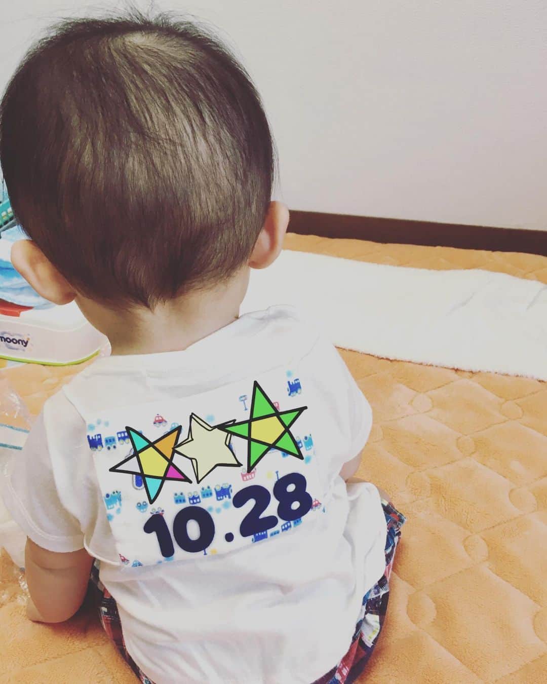のインスタグラム：「児童館で遊んでいる時に付けているネームゼッケン。 これ大人用の布マスクを買って布やワッペンでアレンジしたもの。作り方聞いた時になるほど〜！と感心してしてしまいました。  児童館の先生やママさんたちのアイデア凄い！  急にお座りが安定してきました。朝ドラのオープニングのアニメーションが大好きでお座りしながら毎朝見て喜んでいます^_^ 成長が著しい。」