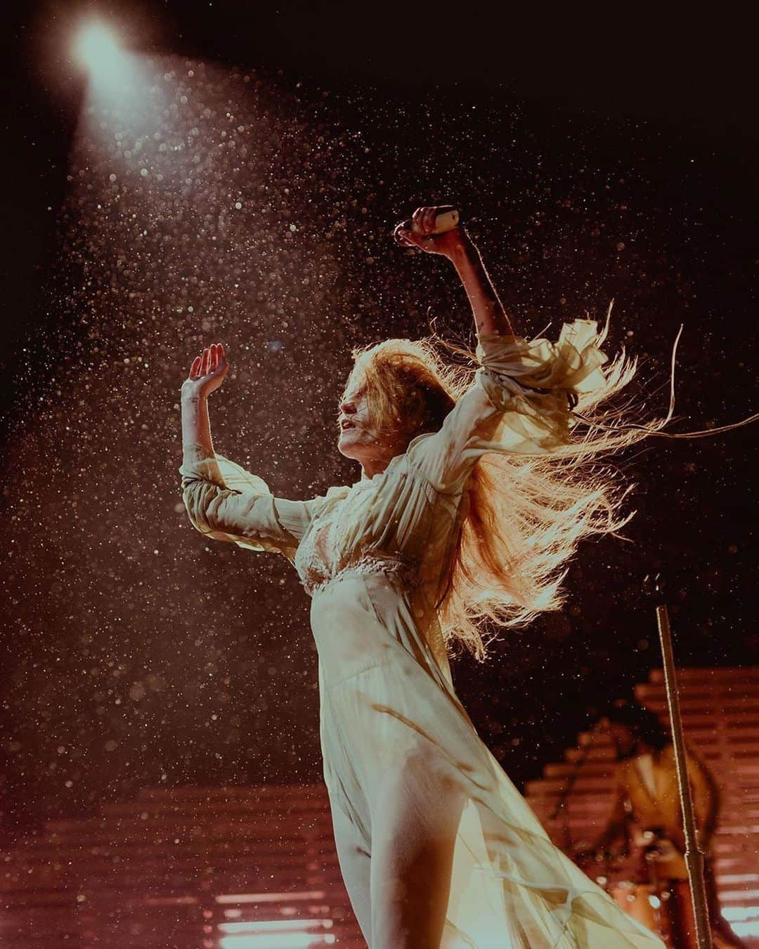 フローレンス・アンド・ザ・マシーンのインスタグラム：「Red Rocks ✨ 📸 @aldenbonecutter」