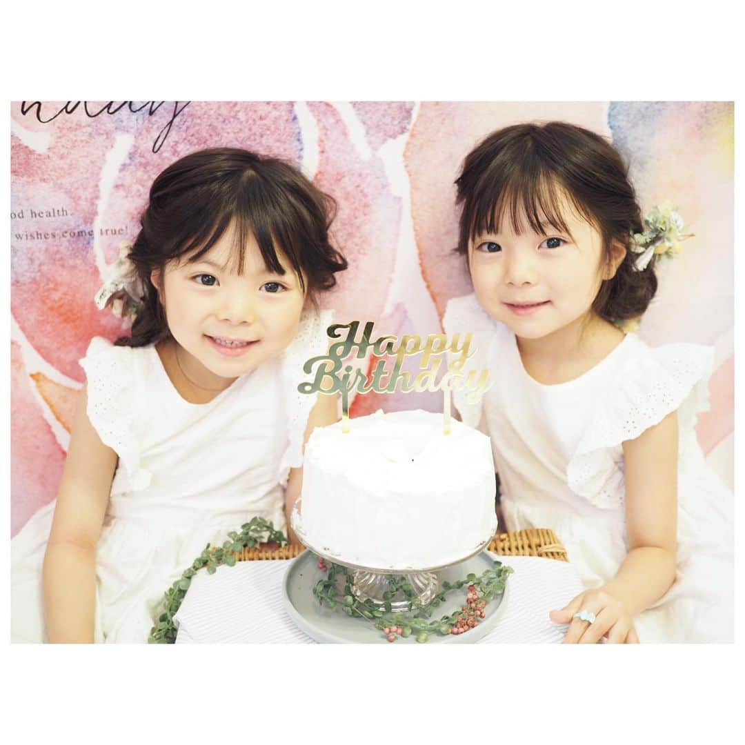 Yukiさんのインスタグラム写真 - (YukiInstagram)「05月23日 双子ちゃんが6歳のお誕生日を迎えました♡  双子ちゃんが自分でやりたいこと、できることがいっぱい増えた1年でした♡♡ あっという間に大きくなり、2人を抱っこすると、今ではお腹に2人が居たことが信じられなくらいまで大きくなりました🤣✨ やっぱりあっという間に感じるけれど、1日1日が本当に大切な時間♡  いつもたくさんのあたたかいコメントを下さりありがとうございます♡  体力、気力勝負な時もある育児、もちろんヘトヘトな日もありますが、それでも日々のしあわせを感じながら、楽しみながら過ごせているのはInstagramのおかげかなぁと思います(o^^o)  6歳になった双子ちゃんもどうぞよろしくお願いします♡」5月23日 22時33分 - yukikuu96
