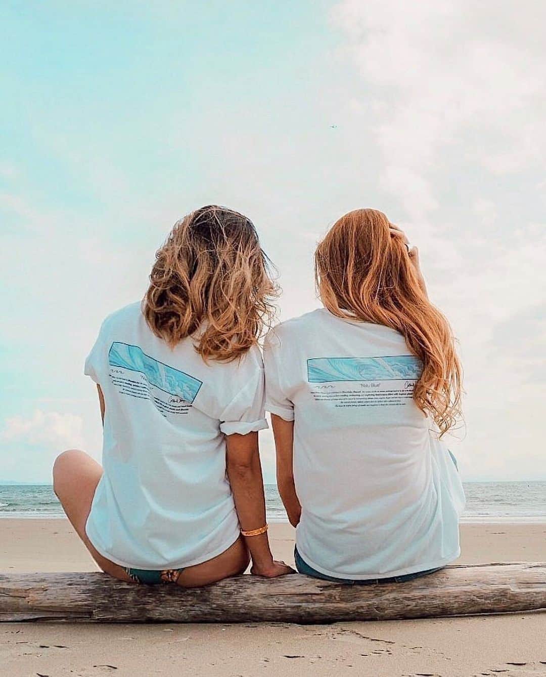 ラレイアのインスタグラム：「🌴 もう夏はすぐそこー！🐚🚿 Colleen WilcoxアートモチーフのレコードジャケットTee💙 ・ アートをビーチにぴったりなデザインにしたお洒落なサーフTシャツ🏄‍♀️ ・ 今ならColleen Wilcoxクーポンも配布中✨ ・ ・ THANK YOU #Repost @mihost42 ♡♡♡ ・ @laleia_official  @colleenwilcoxgallery_jp  #colleen#colleenwilcox#art#hawaii#aloha#surf#beach#fashion#laleia#ハワイ#フォトジェニック#インスタ映え#インスタ女子#アロハ#ビーチ#海を感じる雑貨#ラレイア#アート#ビーチガール#サーフスタイル#大人カジュアル#旅行#トラベラー#tシャツ#ビーチコーデ」