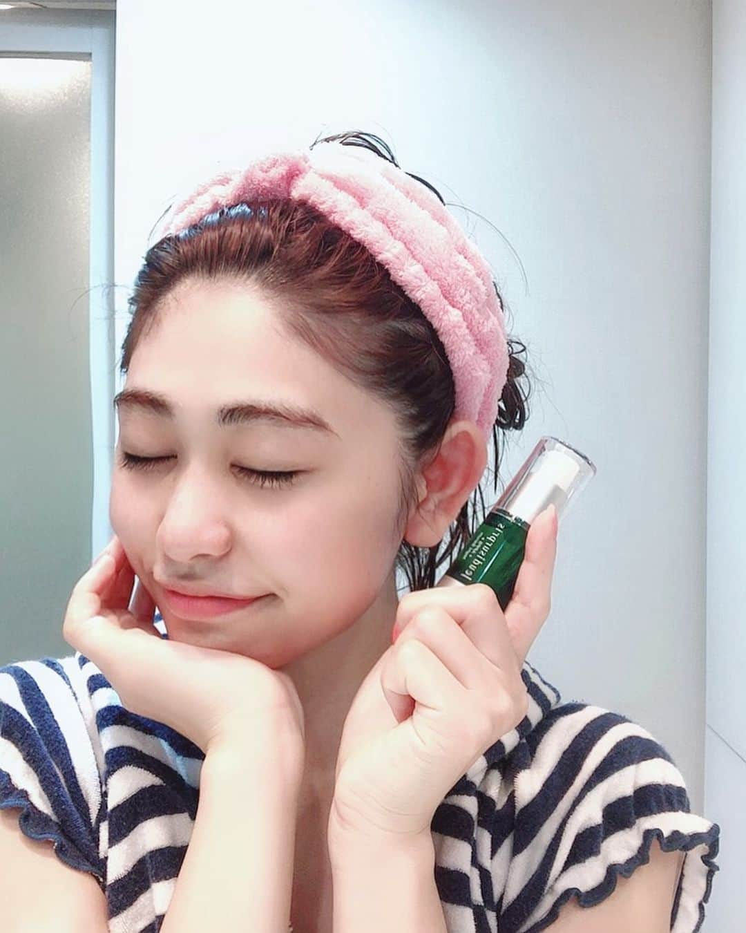 高橋里彩子さんのインスタグラム写真 - (高橋里彩子Instagram)「お肌にははビタミンCが大切♥️﻿ ﻿ ビタミンＣは美肌成分が入っていて﻿ 美白にはもってこいなの‼﻿ ﻿ これからの時期日焼けとか気にしなきゃいけないから﻿ その前からしっかりケアしていったほうが﻿ 予防できると思う✨﻿ ﻿ ﻿ コラーゲンって聞いたことあると思うんだけど、﻿ そのコラーゲンの生産性をアップさせるのが﻿ ビタミンCで、お肌のハリの維持には必要不可欠なの！﻿ ﻿ だから私はビタミンをサプリで摂取しながら﻿ 外側からもケアしてます🌸﻿ ﻿ ﻿ 昔私全然取ってなくて、﻿ ビタミン不足すぎて﻿ 何故かバイキングとかで果物めっちゃ食べて﻿ ビタミン摂取してたもん😂💗﻿ ﻿ しかも﻿ よる寝不足とかになると、﻿ 肌荒れちゃったりするから　﻿ ちゃんとケアしないとって思って💦﻿ ﻿ ﻿ 今はしっかり意識しながらやってますっ！﻿ ﻿ ﻿ ﻿ ﻿ ﻿ ﻿ ﻿ #化粧品 #美容 #ビタミンC #美容垢 #美容垢さんと繋がりたい #美容大好き #美容オタク #美容オタクさんと繋がりたい ﻿ #美容好きな人と繋がりたい #美意識向上 #美意識高い人と繋がりたい #美意識向上委員会 #美容マニア ﻿ ﻿ ﻿」5月23日 22時25分 - konkonwanwan