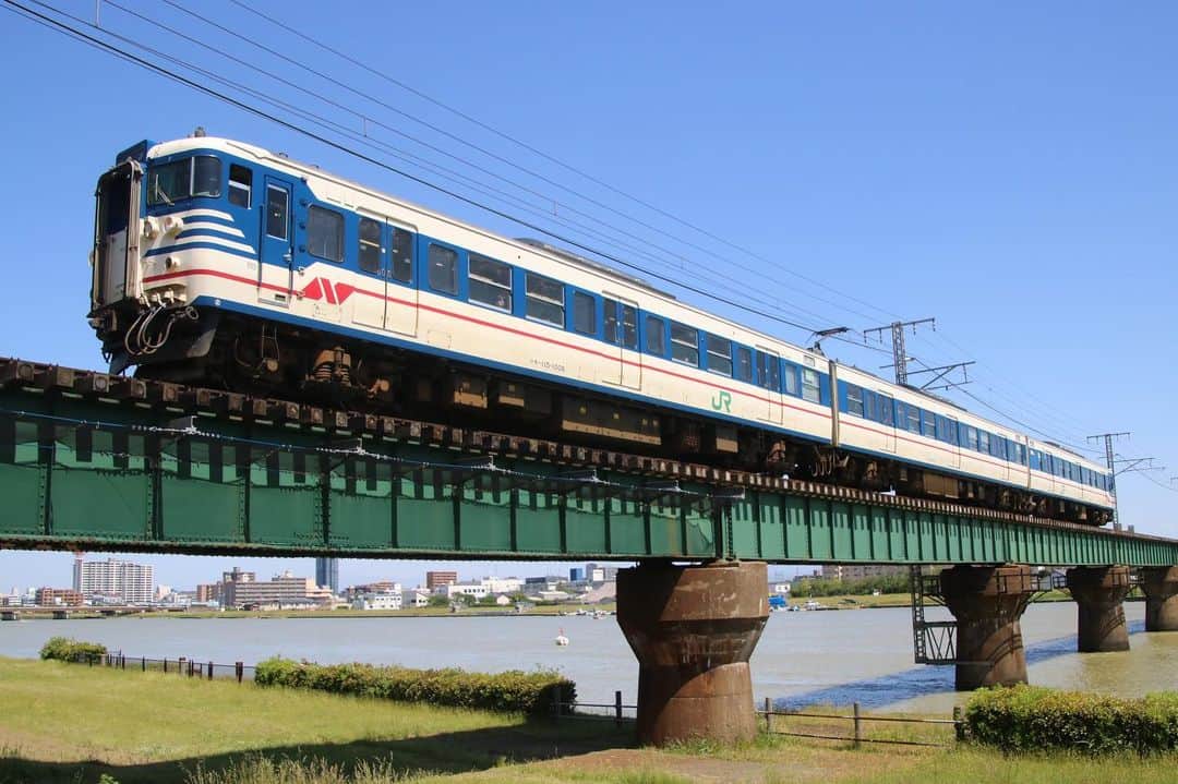 徳永ゆうきさんのインスタグラム写真 - (徳永ゆうきInstagram)「青空の下、115系が快走！ #鉄道写真 #撮り鉄 #鉄道好き #JR東日本 #越後線 #新潟_白山間 #信濃川橋梁 #115系 #新潟一次色 #一次新潟色 #青髭」5月23日 22時26分 - tokuchan_1113