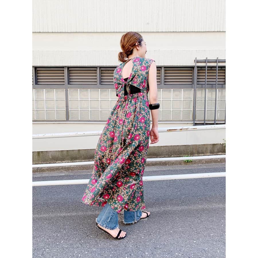 川島幸恵さんのインスタグラム写真 - (川島幸恵Instagram)「お気に入りワンピース👗﻿ 夏のような暑さで、やっと着れた🥰﻿ ﻿ #SHENERY_official ﻿ #dress #jean_neret﻿ #denim #vintagelevis #646﻿ #sandals #SHENERY﻿ #silk #flowerprint #fashion #styling」5月23日 22時30分 - sachie118