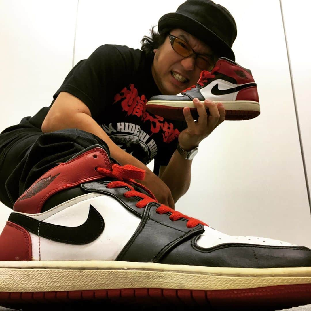 人間椅子さんのインスタグラム写真 - (人間椅子Instagram)「本日の取材終了！#キモ撮り #スニーカー大好き #airjordan1 #エアジョーダン1 #スニーカーコレクター #スニーカーおじさん #kimodori #11回目 #本人ノリノリ #オシャレは足元から #ノブスニーカー #ジョーダン好き #スニーカー集め #ジョーダン1 #撮影用 #jordan1retrohigh #未使用 #撮影用 #まだまだあります #ナカジマノブ #地獄小僧 #日野日出志 #ハードコアチョコレート」5月23日 22時30分 - ningen_isu