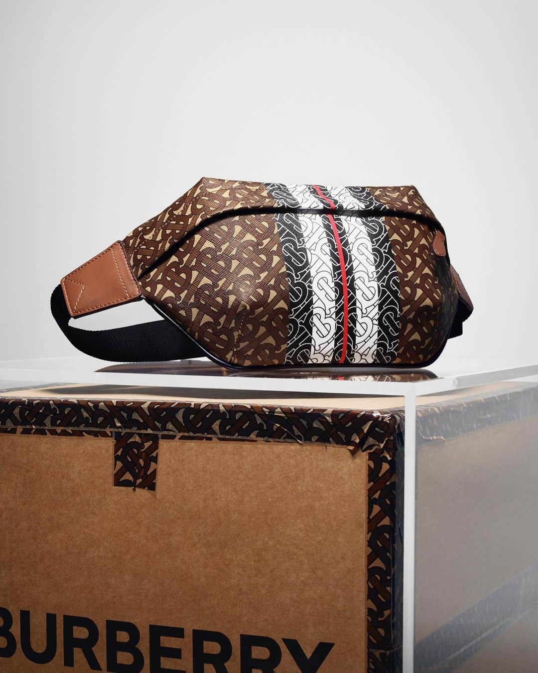 Burberryさんのインスタグラム写真 - (BurberryInstagram)「The Monogram collection has arrived . The Monogram Stripe Bum Bag – An iconic 1990s streetwear staple tagged with the Monogram stripe . Shot by #NickKnight . #ThomasBurberryMonogram #TBRT」5月23日 22時30分 - burberry