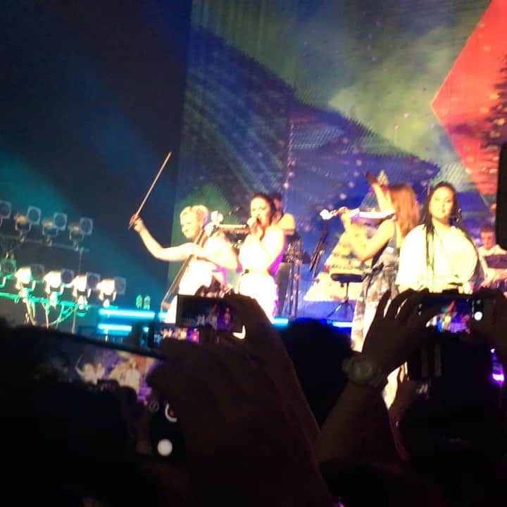 高羽そらのインスタグラム：「クリーンバンディット 、最高のライブだった。感想はブログに書くとして、動画をアップしておこう。めちゃ盛り上がった「ロッカバイ」！ #クリーンバンディット」